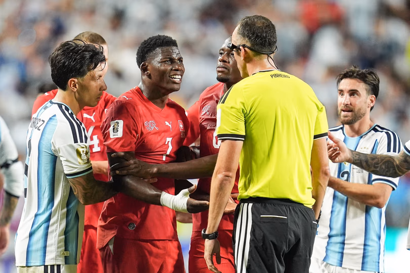 La IFAB admitió que la expulsión de Embolo ante la Argentina fue un error del VAR