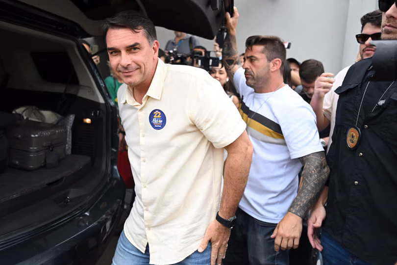 El Gobierno admitió que coordinó con Trump la salida de Bolsonaro y la sorpresa interna por el operativo